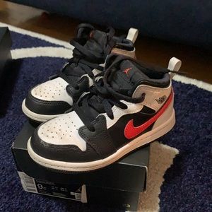 Jordan 1 MID